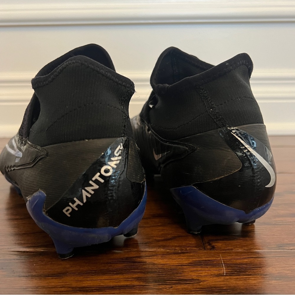 Nike Black and Blue Athletic Shoes - Picture 6 of 6